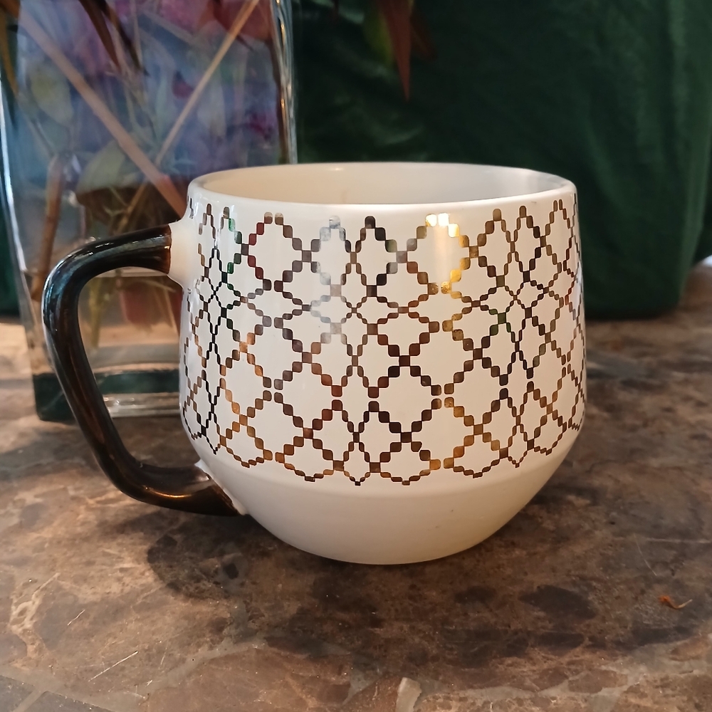 Threshold Gold Trellis Design Tapered Base 21 oz Mug (090525A)